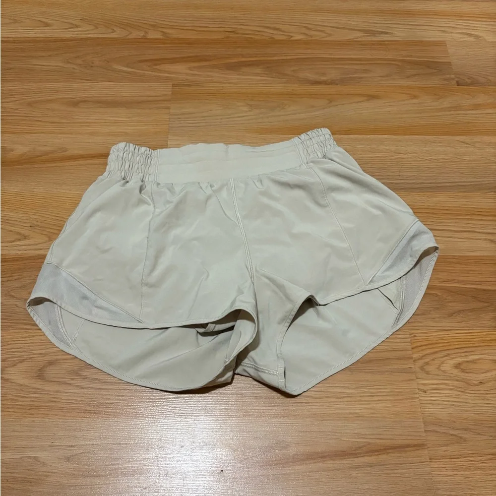 LULULEMON Cream hotty hot 2.5in Shorts - Picture 1 of 5